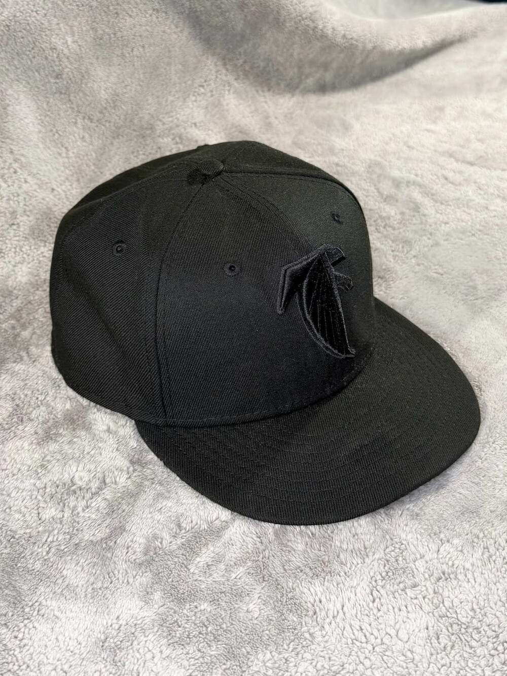 New Era Atlanta Falcons 59FIFTY Fitted Hat Black Out NFL Size 7 3/4